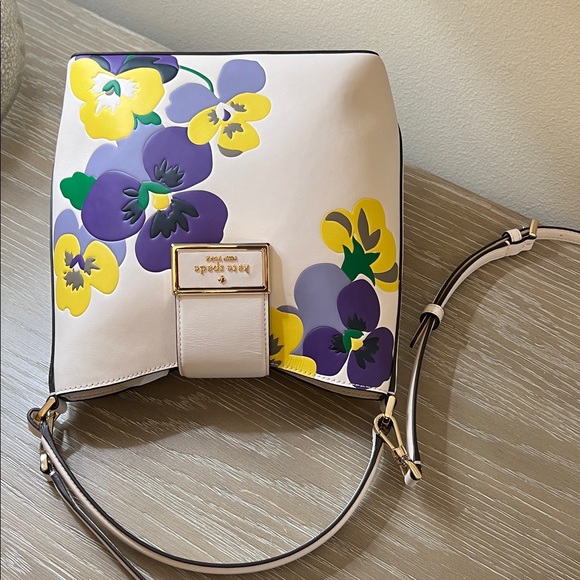 Kate Spade New York Reegan Pansy Toss Bucket Bag. - Picture 9 of 12
